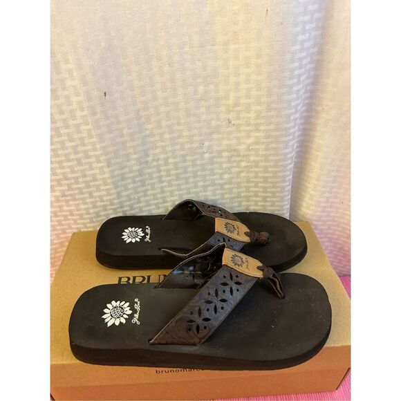 Yellow box 9 brown eyelet flip flops sandals - Picture 2 of 5